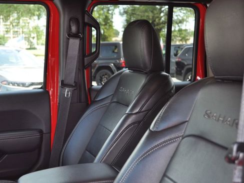 Used 2023 Jeep Wrangler Unlimited Sahara w/ Cold Weather Group AWD/4WD image 7
