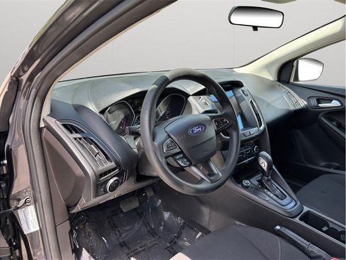 Used 2017 Ford Focus SE FWD image 6