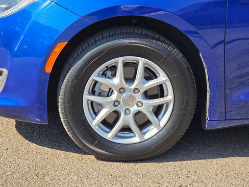 Used 2020 Chrysler Pacifica Touring FWD image 31