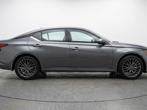 Used 2025 Nissan Altima 2.5 SV image 11