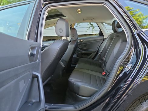 Certified 2024 Volkswagen Jetta SE w/ Panoramic Sunroof Package FWD image 22
