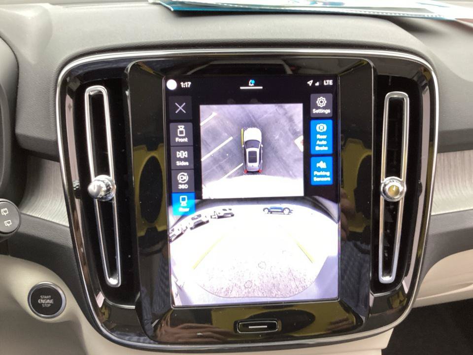 Certified 2025 Volvo XC40 B5 Plus AWD/4WD image 23