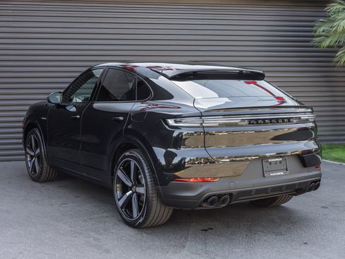 Certified 2024 Porsche Cayenne Coupe AWD/4WD image 3