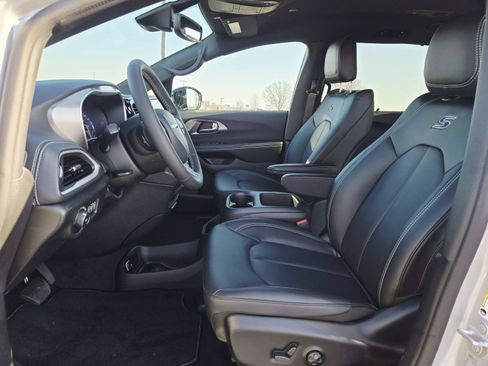 New 2026 Chrysler Pacifica Select w/ S Appearance Package FWD image 12