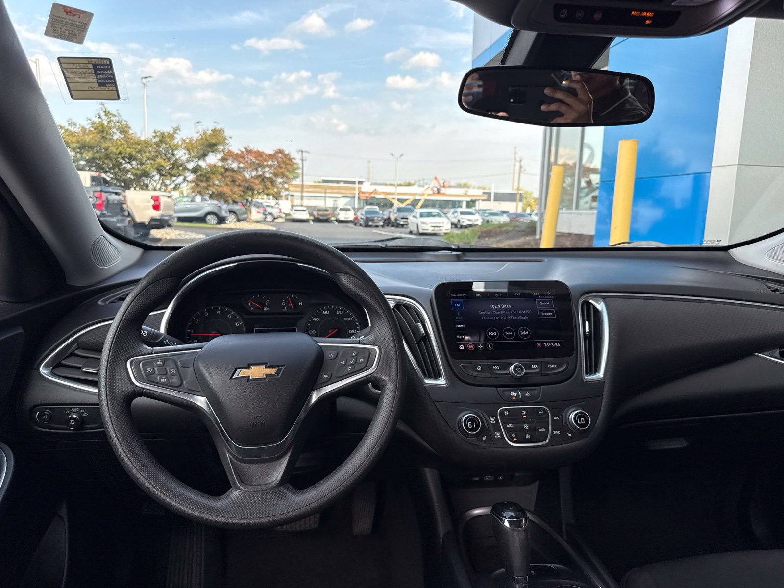 Used 2020 Chevrolet Malibu LT FWD image 2
