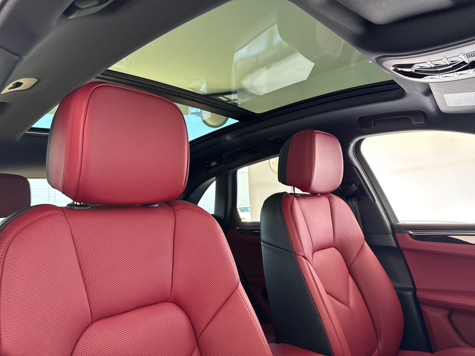 Certified 2026 Porsche Macan AWD/4WD image 19