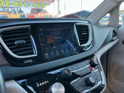 Used 2018 Chrysler Pacifica Touring-L w/ Advanced Safetytec Group image 22