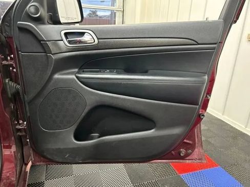Used 2018 Jeep Grand Cherokee Altitude AWD/4WD image 17