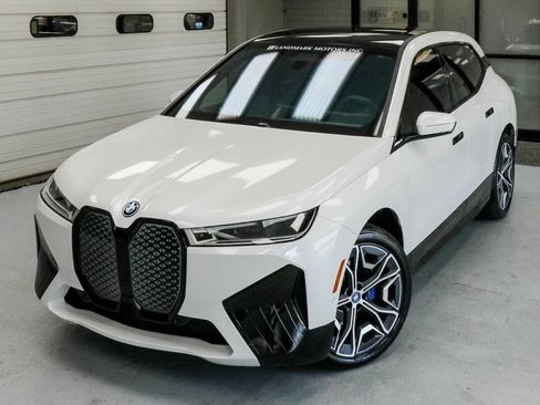 Used 2024 BMW iX xDrive50 w/ Premium Package AWD/4WD image 10