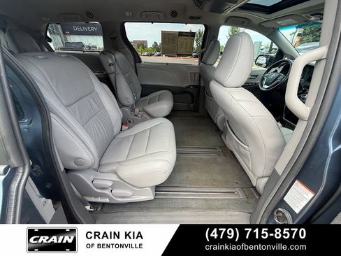 Used 2017 Toyota Sienna XLE w/ XLE Navigation Package FWD image 33