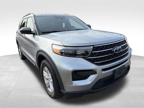 Used 2020 Ford Explorer XLT w/ Comfort Package AWD/4WD image 2