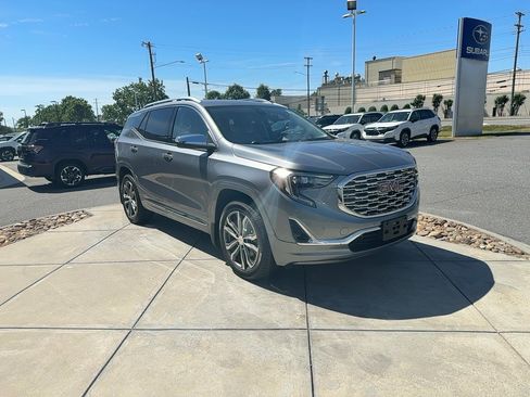 Used 2020 GMC Terrain Denali w/ Denali Premium Package AWD/4WD image 4