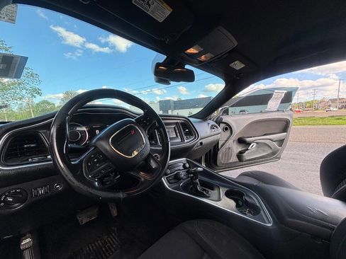 Used 2015 Dodge Challenger SXT RWD image 8