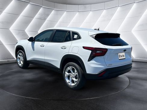 New 2026 Chevrolet Trax LS w/ LS Convenience Package FWD image 3