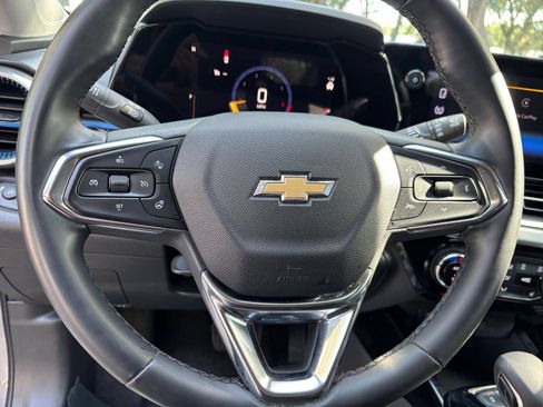 Used 2025 Chevrolet Trax LT w/ LT Convenience Package FWD image 27