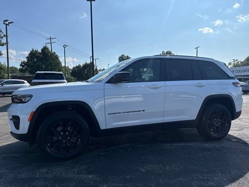 Used 2025 Jeep Grand Cherokee Altitude AWD/4WD image 5