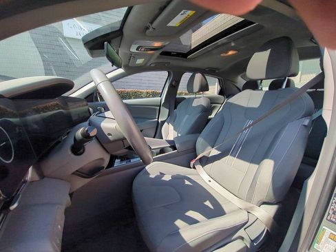 Used 2025 Hyundai Elantra SEL FWD image 25