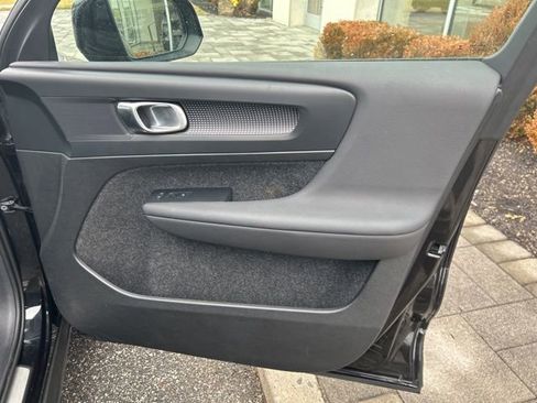 Used 2025 Volvo XC40 B5 Plus image 14