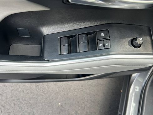 Used 2023 Toyota Highlander XLE AWD/4WD image 11