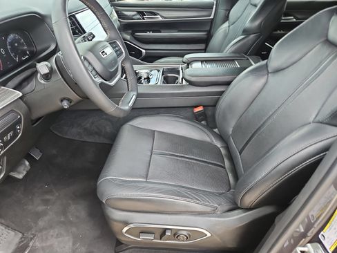 Used 2024 Jeep Wagoneer L Series II w/ Flexible Seating Group AWD/4WD image 12