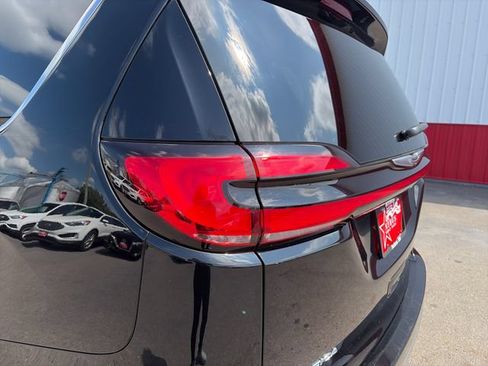 Used 2025 Chrysler Pacifica Select FWD image 20