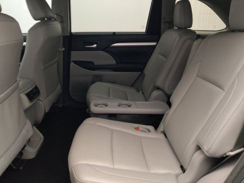 Used 2018 Toyota Highlander XLE FWD image 18