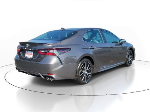 Used 2024 Toyota Camry SE image 4