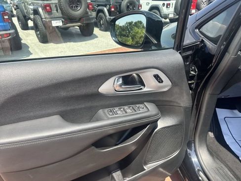 Used 2025 Chrysler Pacifica Limited FWD image 13