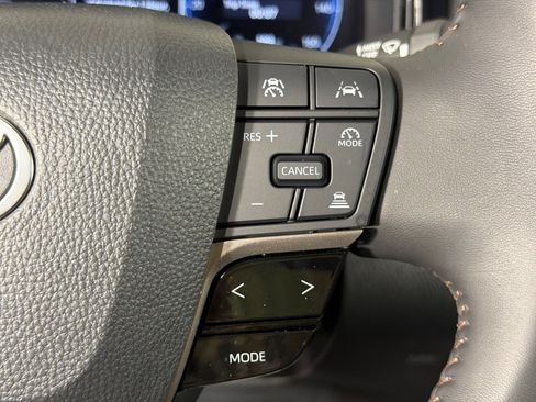 Used 2025 Toyota Camry XLE FWD image 26