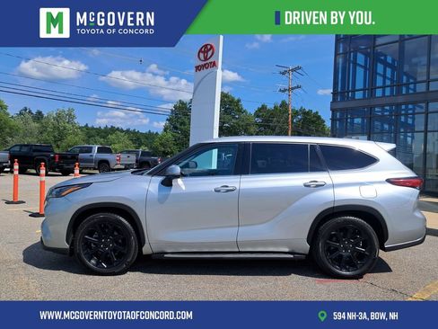 Used 2022 Toyota Highlander LE FWD image 2