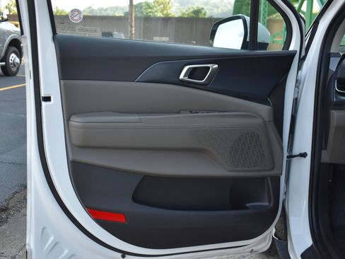 Used 2025 Kia Carnival FWD image 12