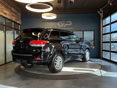 Used 2017 Jeep Grand Cherokee Overland w/ Jeep Active Safety Group AWD/4WD image 3