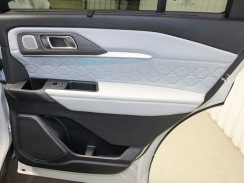 Used 2025 Ford Explorer Platinum w/ Ultimate Package image 18