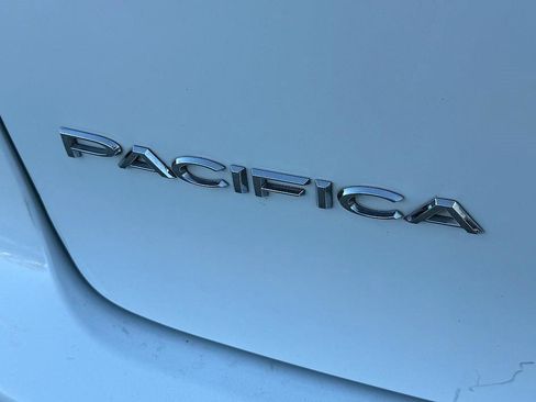 Used 2024 Chrysler Pacifica Touring-L image 8