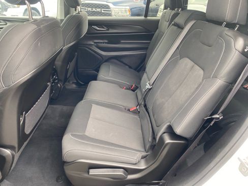 Used 2023 Jeep Grand Cherokee L Laredo image 20