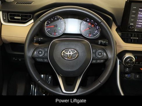 Used 2021 Toyota RAV4 XLE Premium image 7