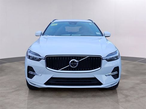 Used 2022 Volvo XC60 B5 Momentum image 2