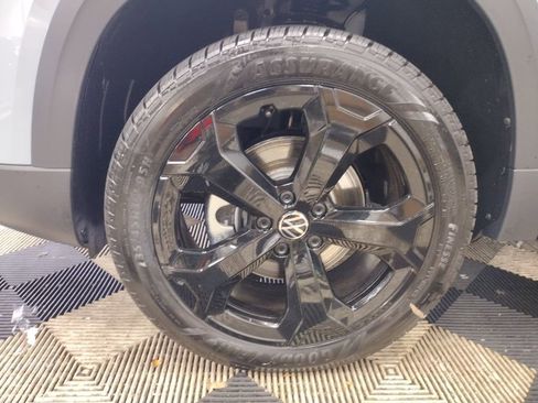 New 2026 Volkswagen Taos SEL image 5