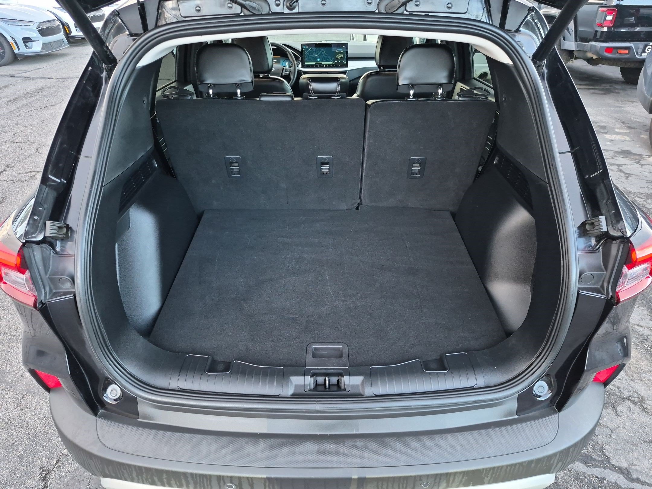 Used 2025 Ford Escape Platinum AWD/4WD image 32