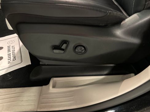 Used 2024 Chrysler Pacifica Touring-L image 13