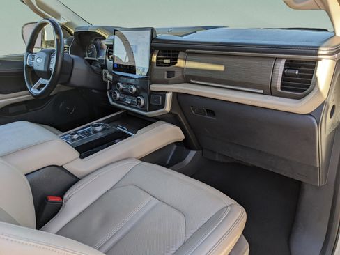 Used 2024 Ford Expedition Limited image 10