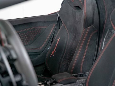 Used 2018 Lamborghini Huracan Performante AWD/4WD image 17