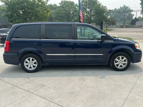 Used 2012 Chrysler Town & Country Touring w/ Entertainment Group #1 FWD image 4