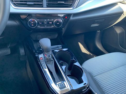 Used 2025 Chevrolet Trax LT w/ LT Convenience Package image 40