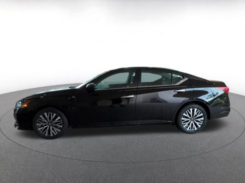 Used 2025 Nissan Altima 2.5 SV FWD image 6