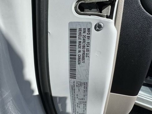 Used 2023 Chrysler Pacifica Touring-L image 31