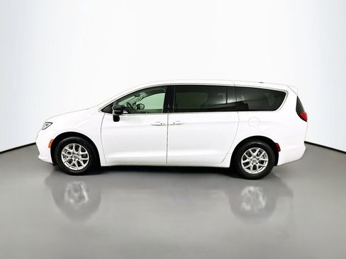 Used 2024 Chrysler Pacifica Touring-L image 8