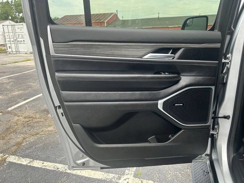 Used 2024 Jeep Wagoneer L Series II w/ Flexible Seating Group AWD/4WD image 39