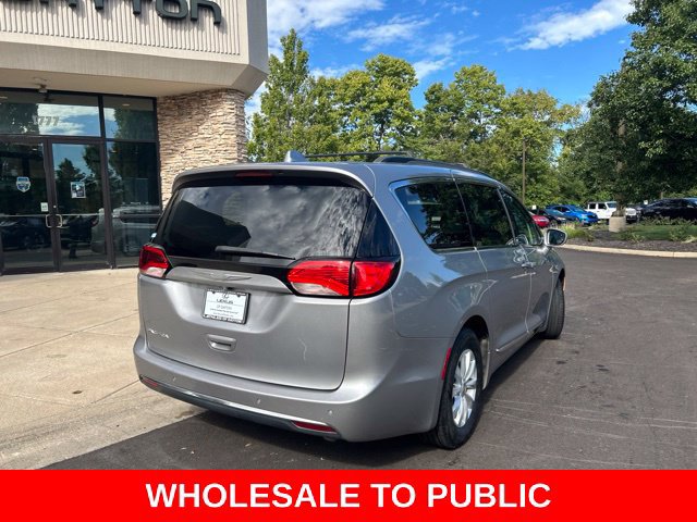Used 2017 Chrysler Pacifica Touring-L FWD image 8