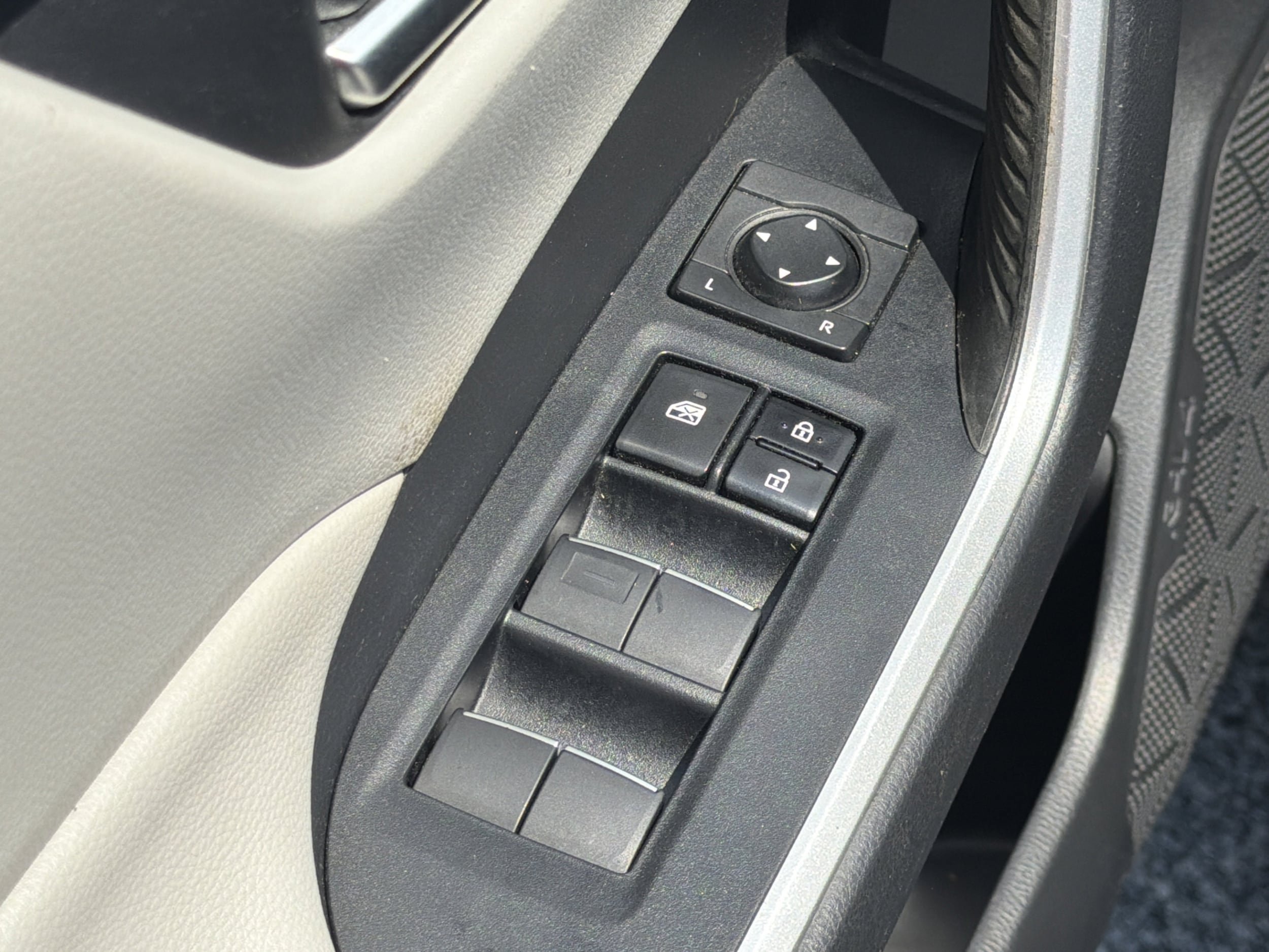 Used 2019 Toyota RAV4 XLE Premium w/ Cold Weather Package FWD image 21